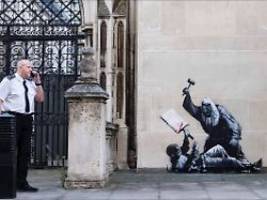 Richter in bedrohlicher Pose: Neues Banksy-Werk an Londoner Gebäude wird entfernt